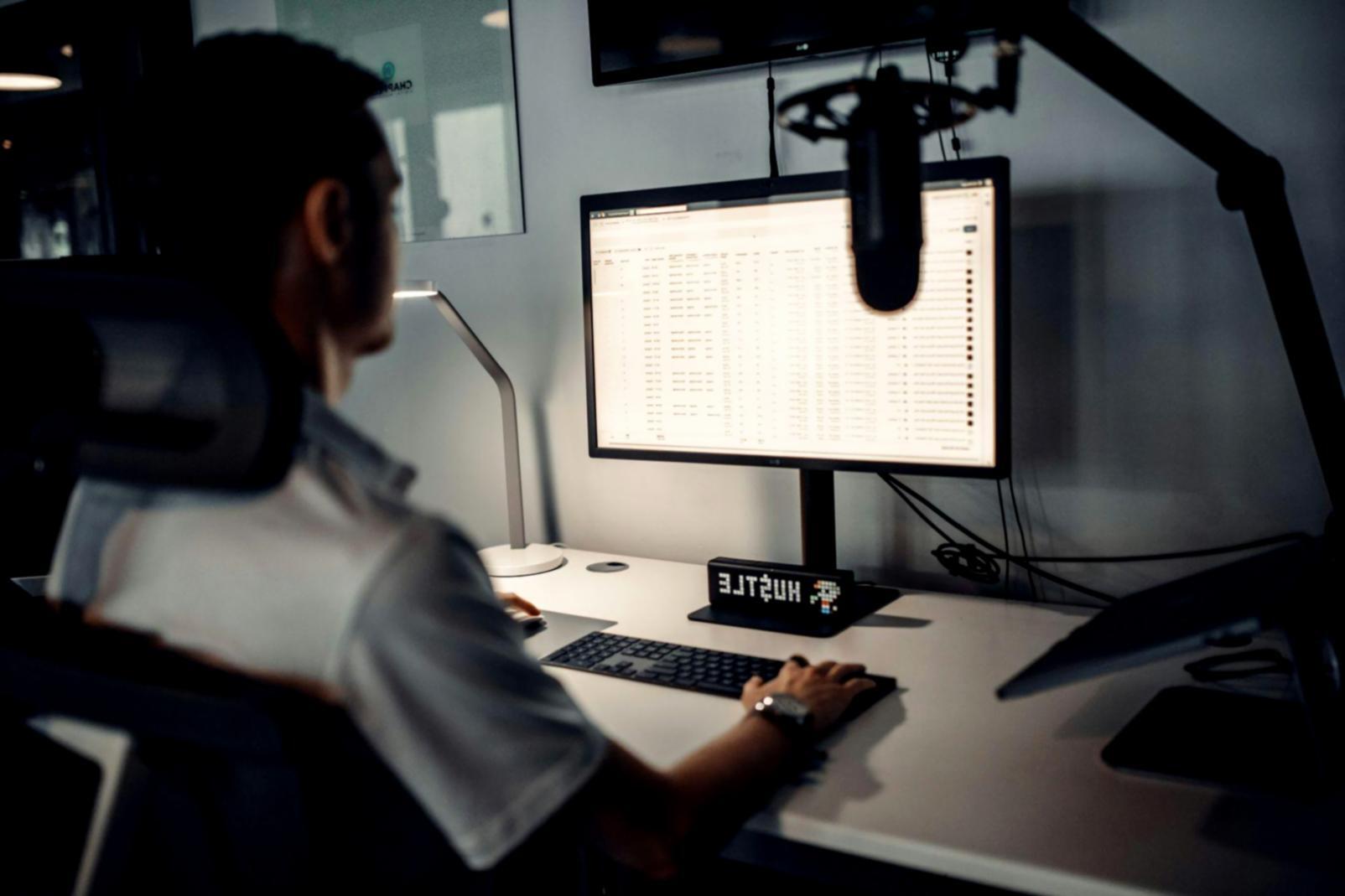 Konzentrierte Person beim Analysieren von Finanzdiagrammen