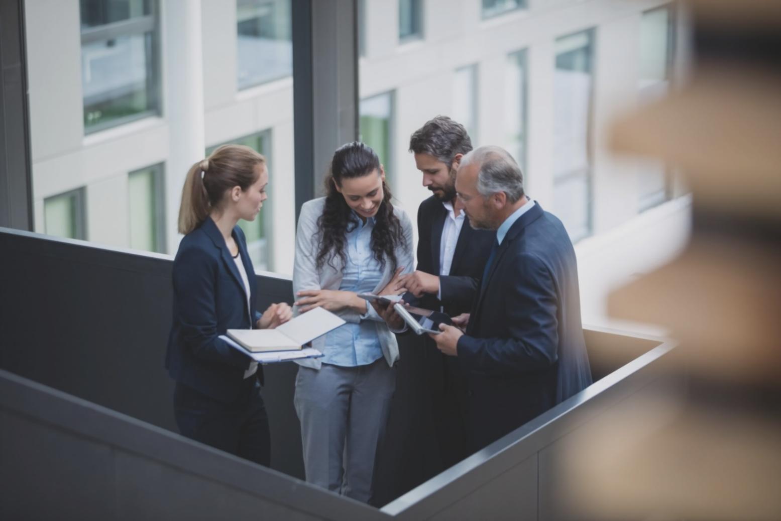 Professionelle Finanzberatung in modernem Büroumfeld